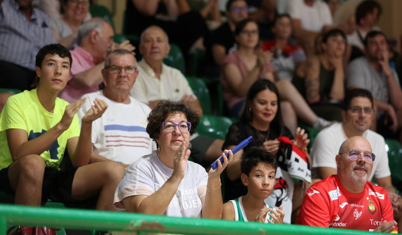 Fotos del partido entre el Nava y el Torrelavega en Segovia