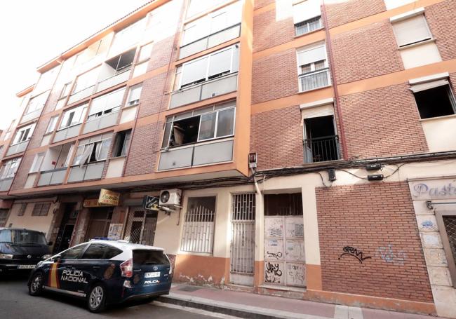 Vista exterior del primer piso, pasto de las llamas, tras el asesinato de Juan Carlos Palomino en su casa de la calle Marqués de Santillana.