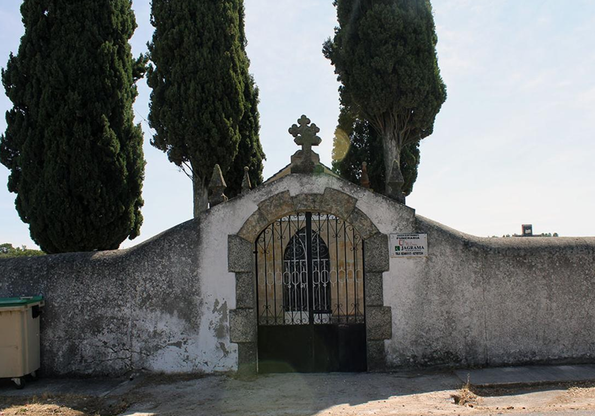 Exterior y localización del cementerio de Espeja.