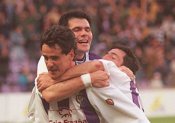 García Calvo, Marcos y Alberto celebran un gol con la camiseta del Real Valladolid.