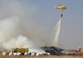 Un helicóptero descarga agua sobre el incendio en Marazuela.