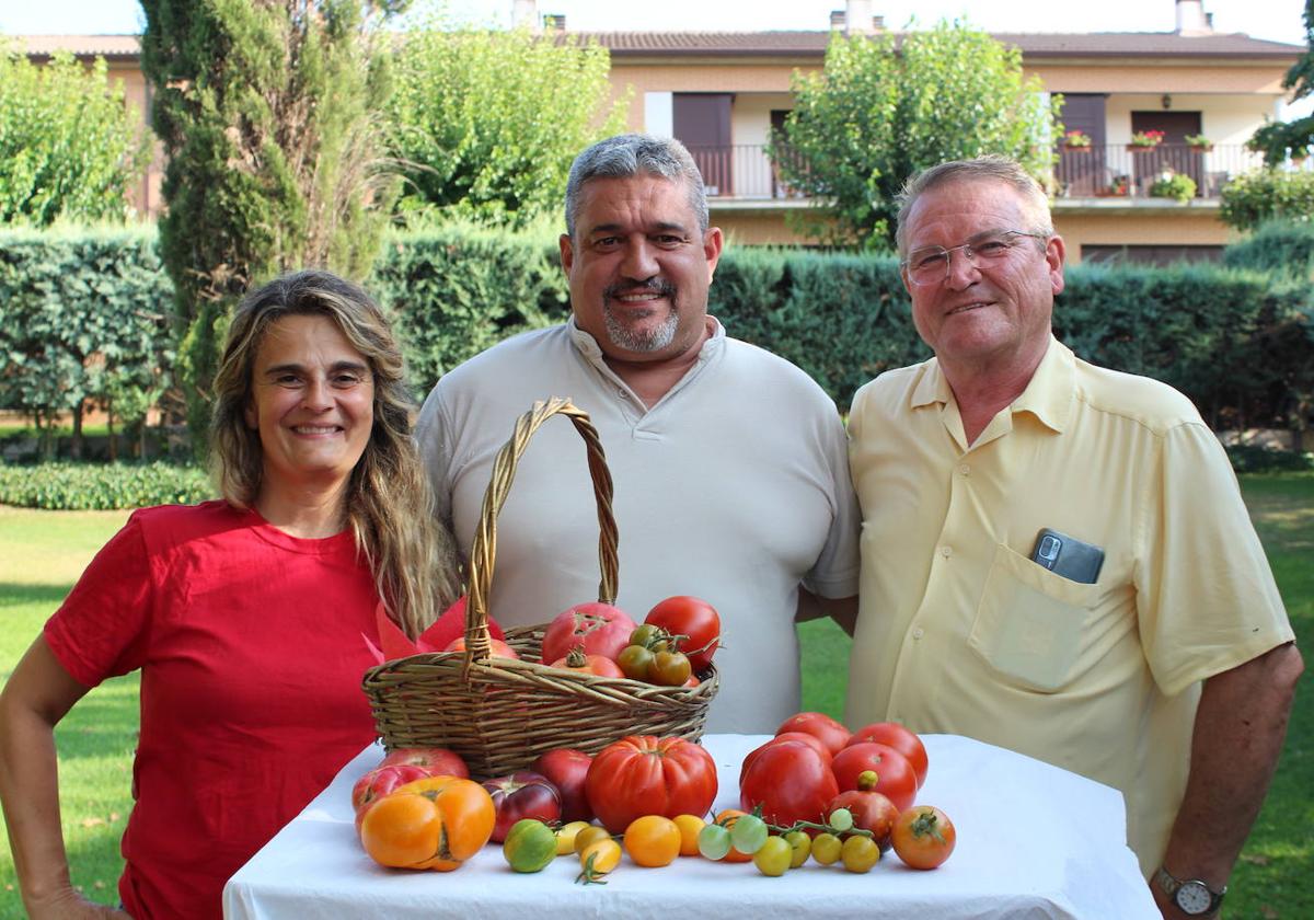 Estrella Crespo, Óscar Rodríguez y Lucio Cristín posan con tomates cultivados en Tudela de Duero.