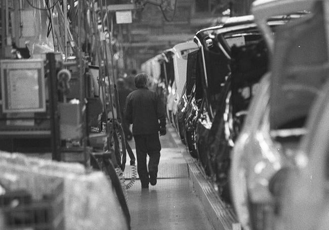 Una fila de coches Clio espera en la cadena de montaje de FASA.