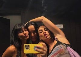 Aitana, durante sus vacaciones en Ibiza, con sus amigas.