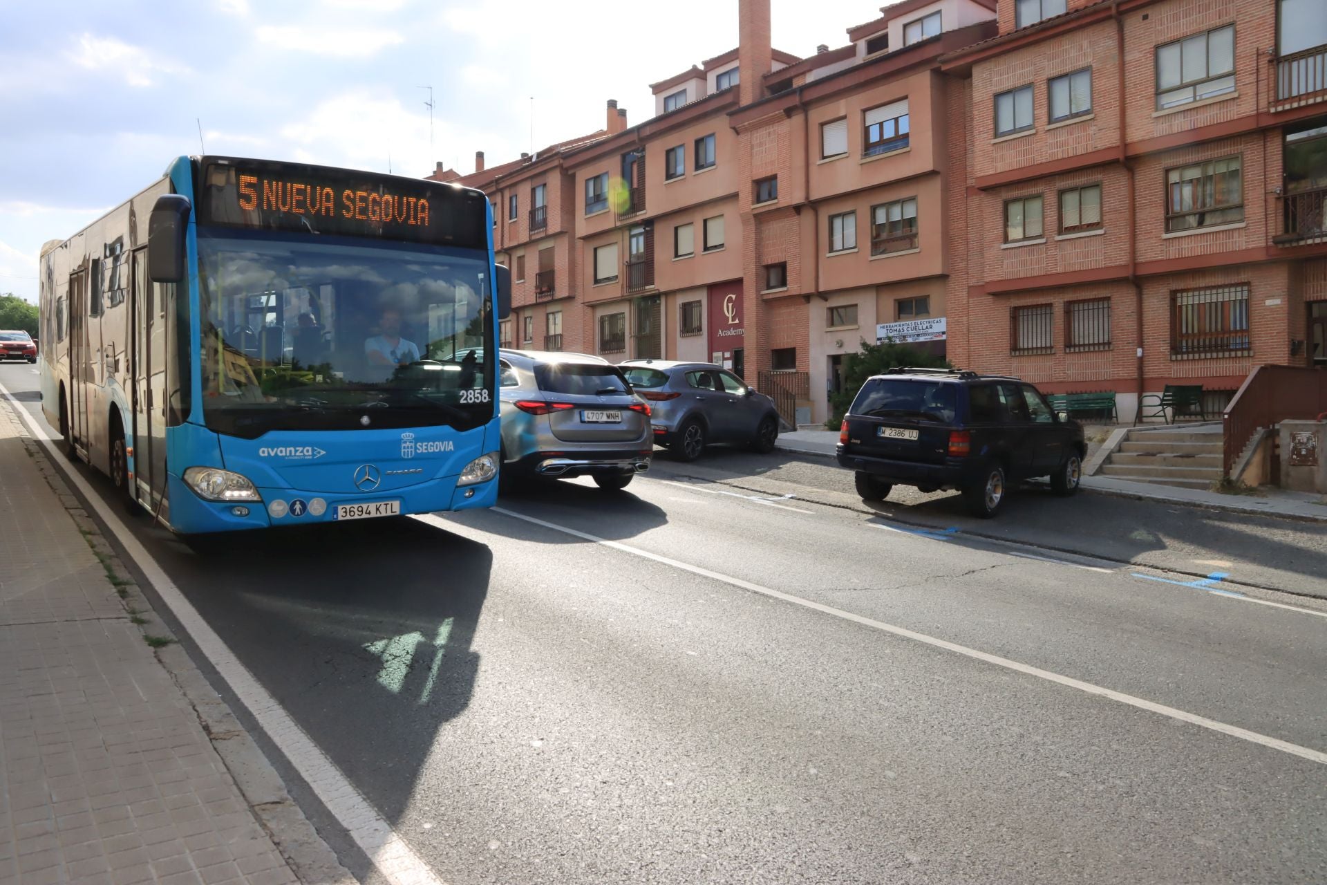 Un autobús de la línea 5 se dirige a la plaza de Artillería a traves de la calle San Gabriel.