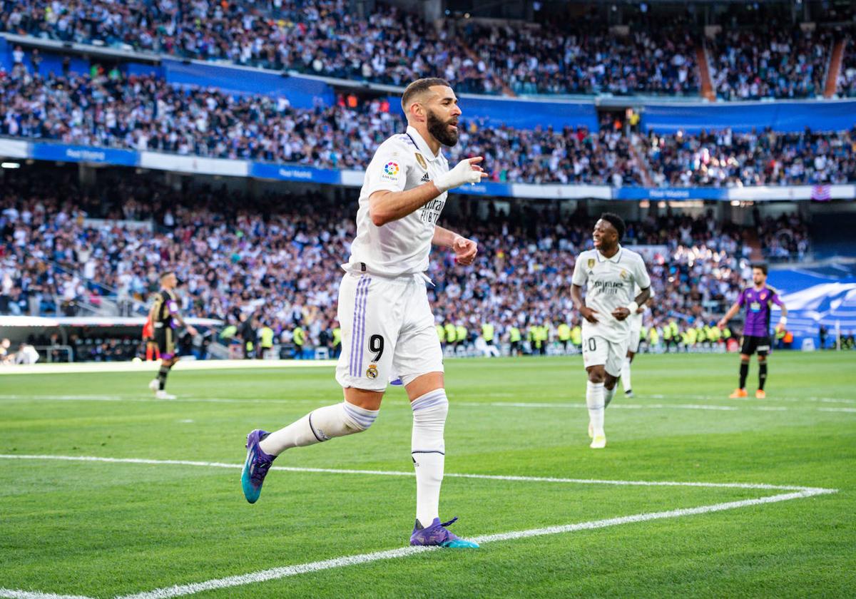 Benzema, tras marcar un gol en el Bernabéu contra el Real Valladolid.