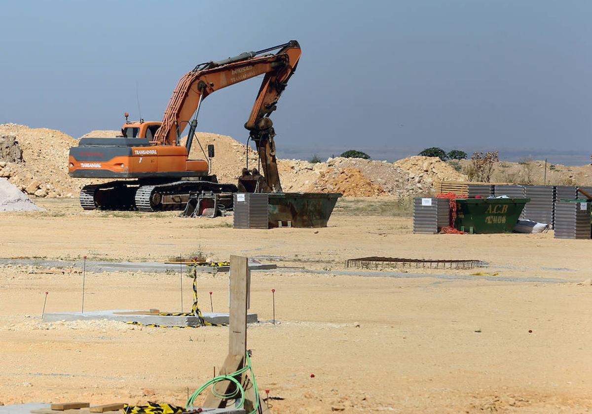 Las máquinas trabajan en la construcción de planta logística de Drylock, en Bernuy.