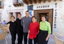 Susana, Sira, los hermanos Toño y Marisol Poncela y Fátima en el asador 'Mi Capricho' de San Miguel del Pino.