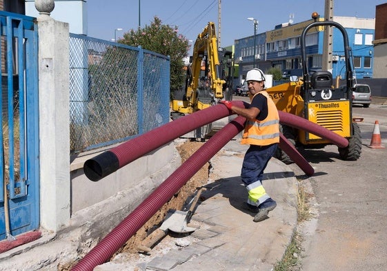 Los operarios trabajan en el polígono de Argales este jueves, tras la reanudación de las obras.