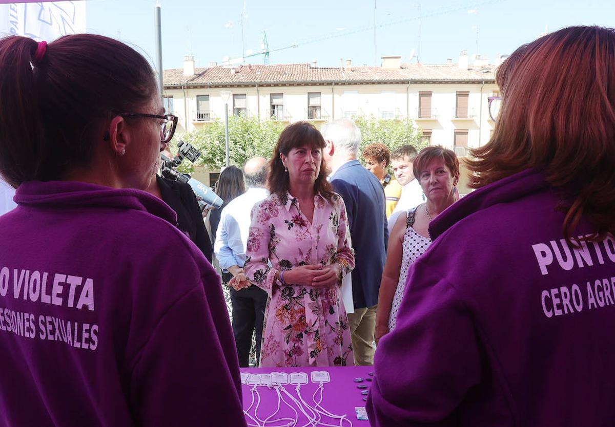 La ministra visita el Punto Violeta, atendido por dos jóvenes.