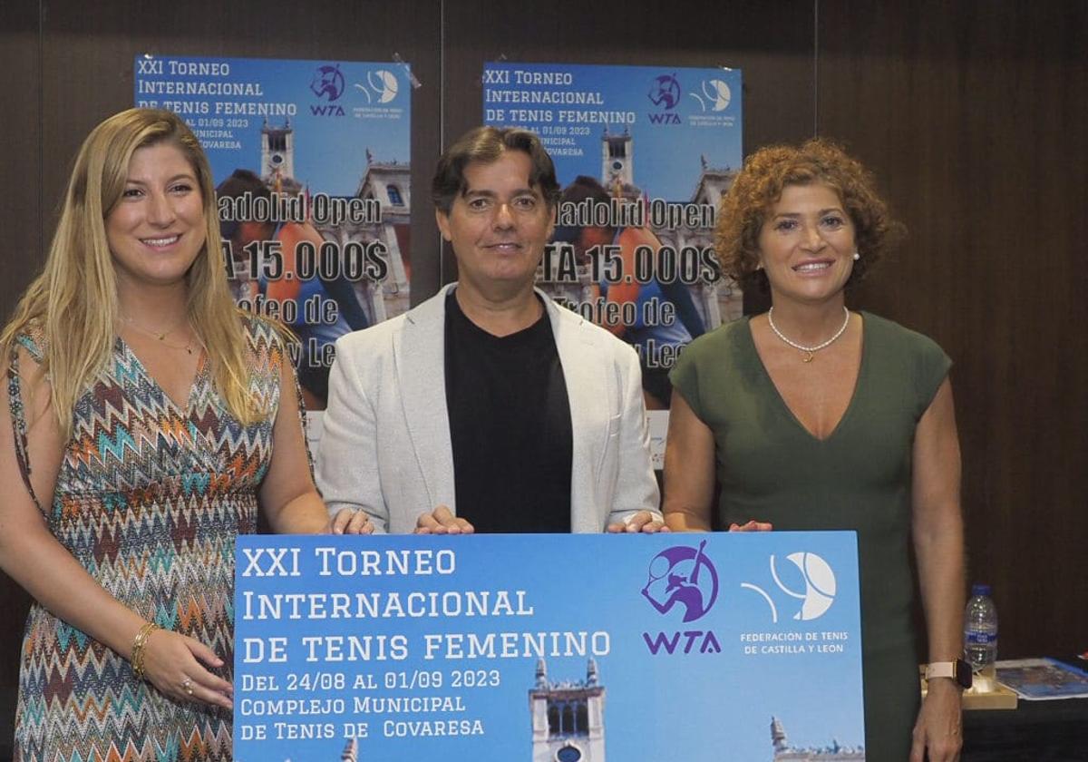 De izquierda a derecha, Raquel Alonso (Junta), José Luis Corujo (federación) y Mayte Martínez (Ayuntamiento).