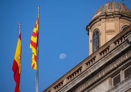 Bandera de España y Cataluña en la Fachada del Palau de la Generalitat, Barcelona.