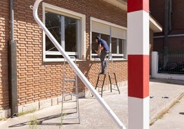 Labores de reparación en las ventanas del colegio Francisco de Quevedo.