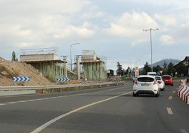 Estado actual de las obra para construir la pasarela en la N-603 a la altura de Los Ángeles de San Rafael.