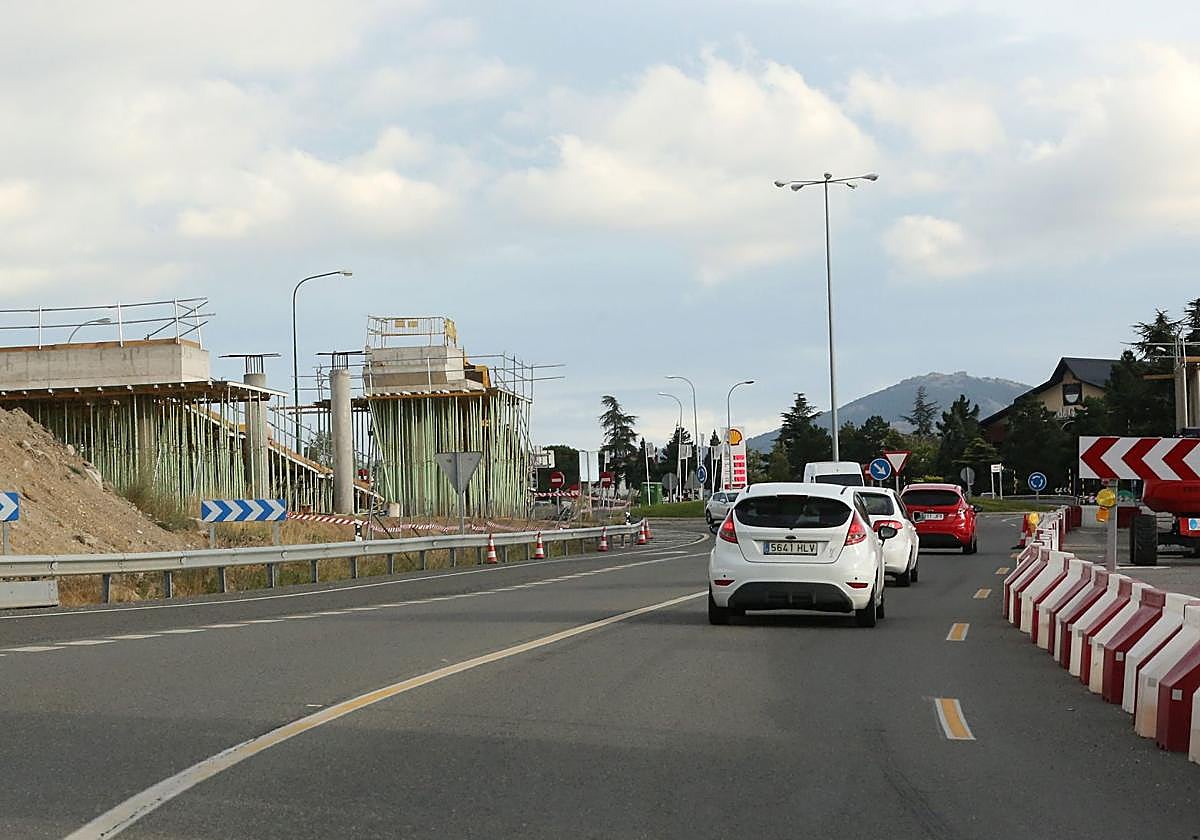 Estado actual de las obra para construir la pasarela en la N-603 a la altura de Los Ángeles de San Rafael.