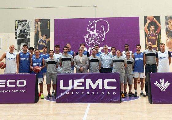 Imagen del equipo y el cuerpo técnico durante el entrenamiento.