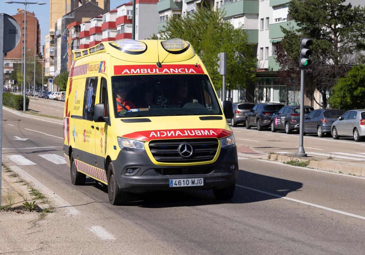 Imagen de archivo de una ambulancia en Valladolid.