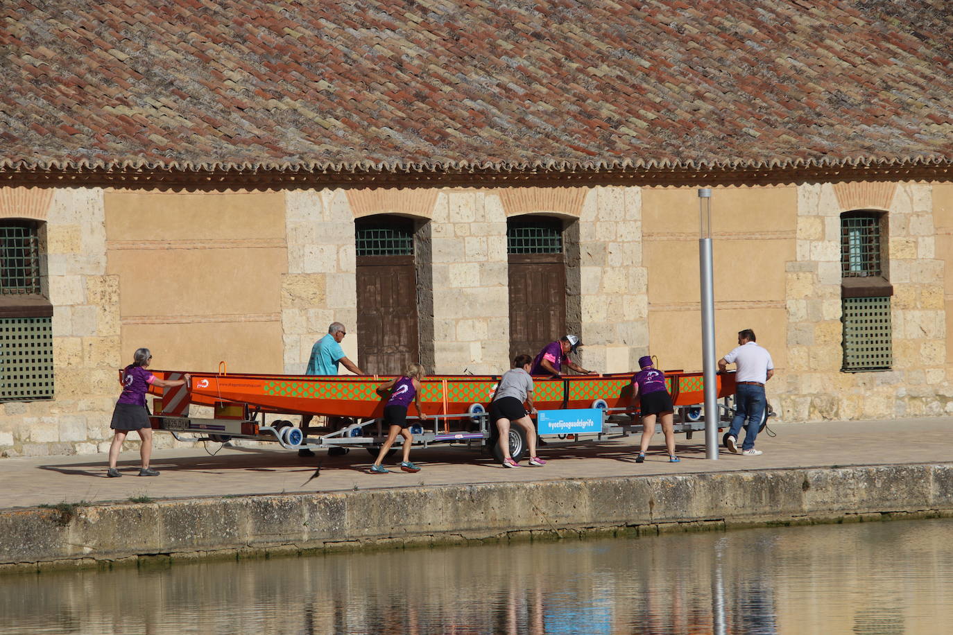 Las Vallkirias Pisuerga surcan las aguas del Canal de Castilla en Rioseco