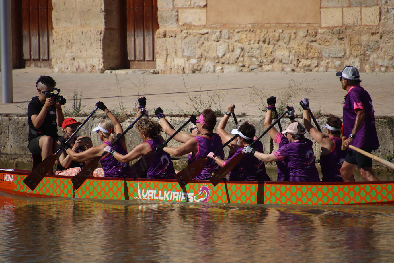 Las Vallkirias Pisuerga surcan las aguas del Canal de Castilla en Rioseco
