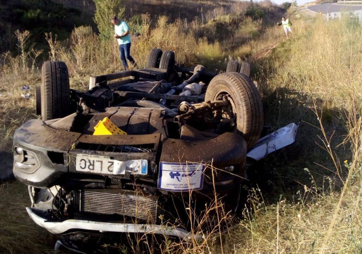 Imagen principal - Accidente de la grúa que transportaba el turismo.