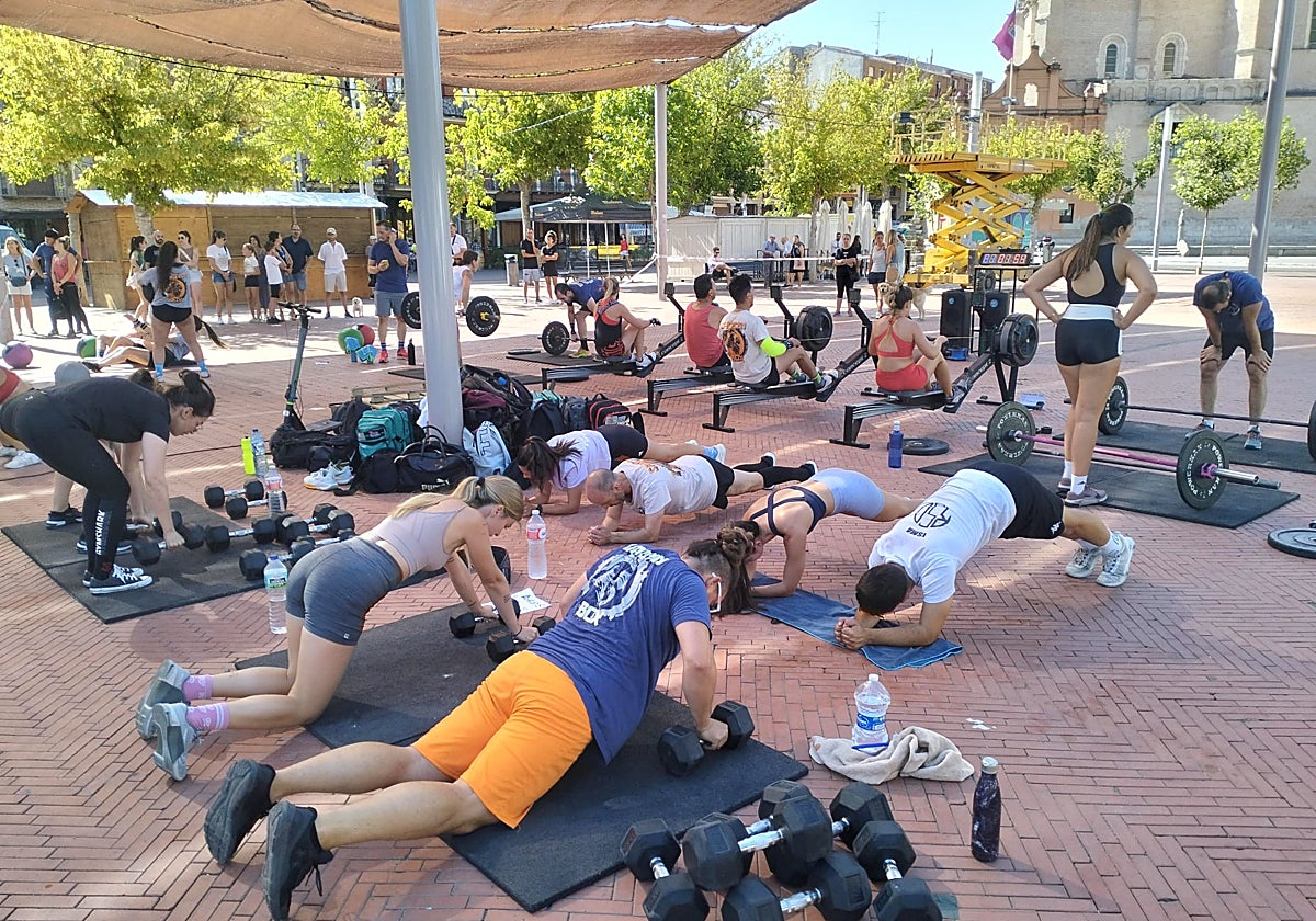 Participantes de la exhibición de crossfit en el Plaza Mayor de Medina del Campo