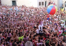 Los cuellaranos celebran el comienzo de las fiestas en la Plaza Mayor de la villa.