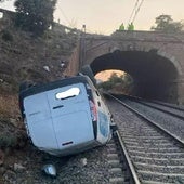 Una furgoneta queda volcada en las vías del tren en Soria e interrumpe el tráfico ferroviario