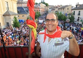 Daniel Martín Velasco 'Tibu', con un cupón de la ONCE antes del pregón del Real Sitio de San Ildefonso.