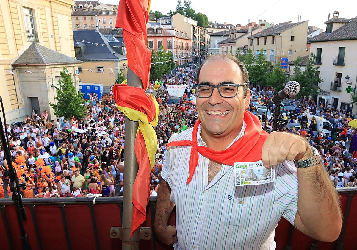 Daniel Martín Velasco 'Tibu', con un cupón de la ONCE antes del pregón del Real Sitio de San Ildefonso.