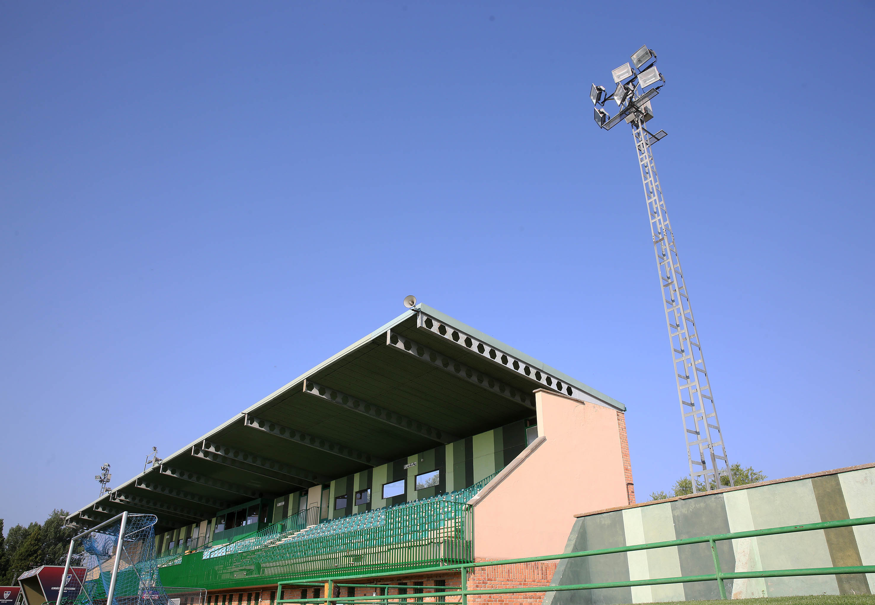 Imagen secundaria 2 - Zona de hormigón donde se colocarán butacas, gradas supletorias y una torre de luz de La Albuera.