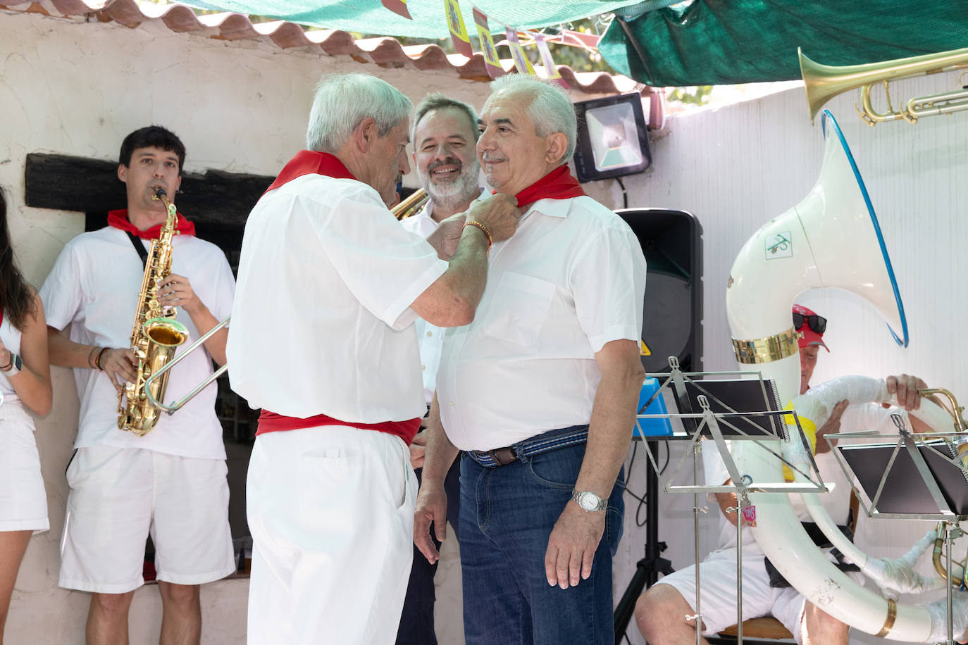 La Peña La Aldaba entrega el pañuelo de honor a El Norte de Castilla por su 170 aniversario