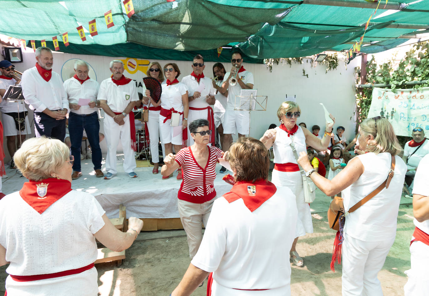 La Peña La Aldaba entrega el pañuelo de honor a El Norte de Castilla por su 170 aniversario