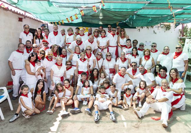 Foto de familia en la entrega del pañuelo.