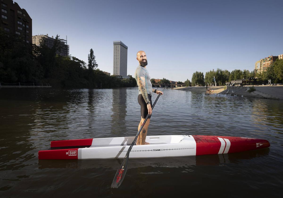 Roberto Barbucias posa sobre su embarcación en el río Pisuerga tras un entrenamiento.