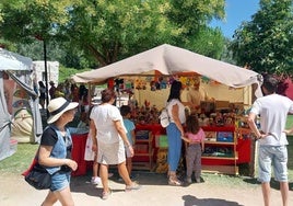 Puesto de figuritas y peluches en el Mercado Medieval de Arroyo