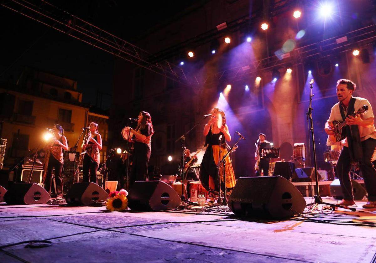 El Naán, en plena actuación, en la noche de este domingo en la Plaza Mayor.