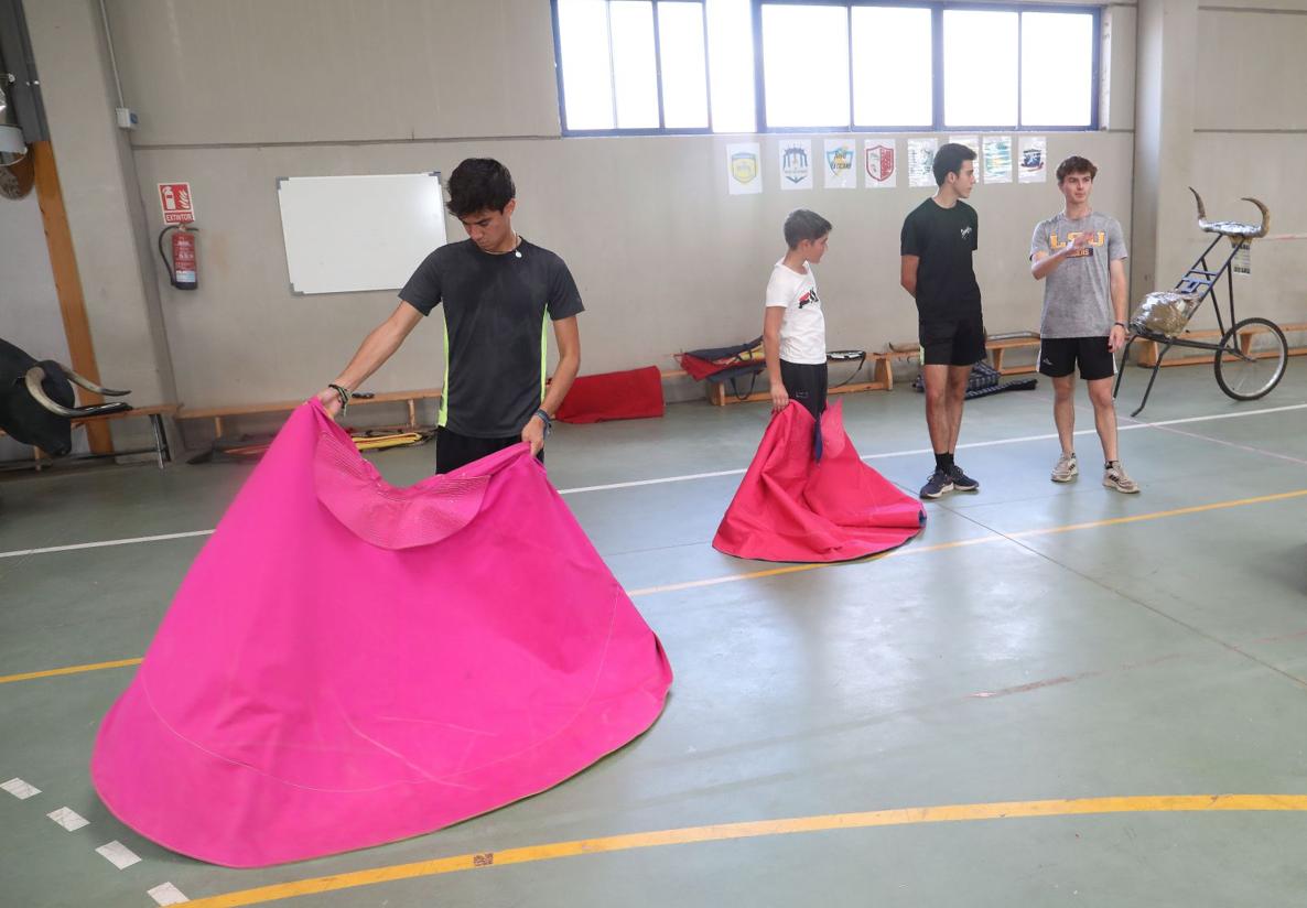 Alejandro Chavarri prueba un capote, en una de las clases de la Escuela Taurina de Palencia.