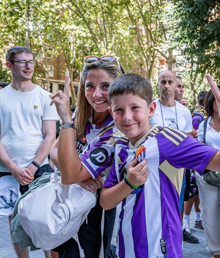 Imagen secundaria 2 - Las voces del cuarto anfiteatro cantan a todo pulmón en el Bernabéu