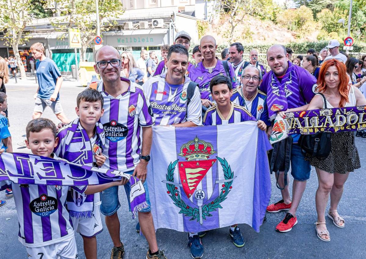 Imagen secundaria 1 - Las voces del cuarto anfiteatro cantan a todo pulmón en el Bernabéu