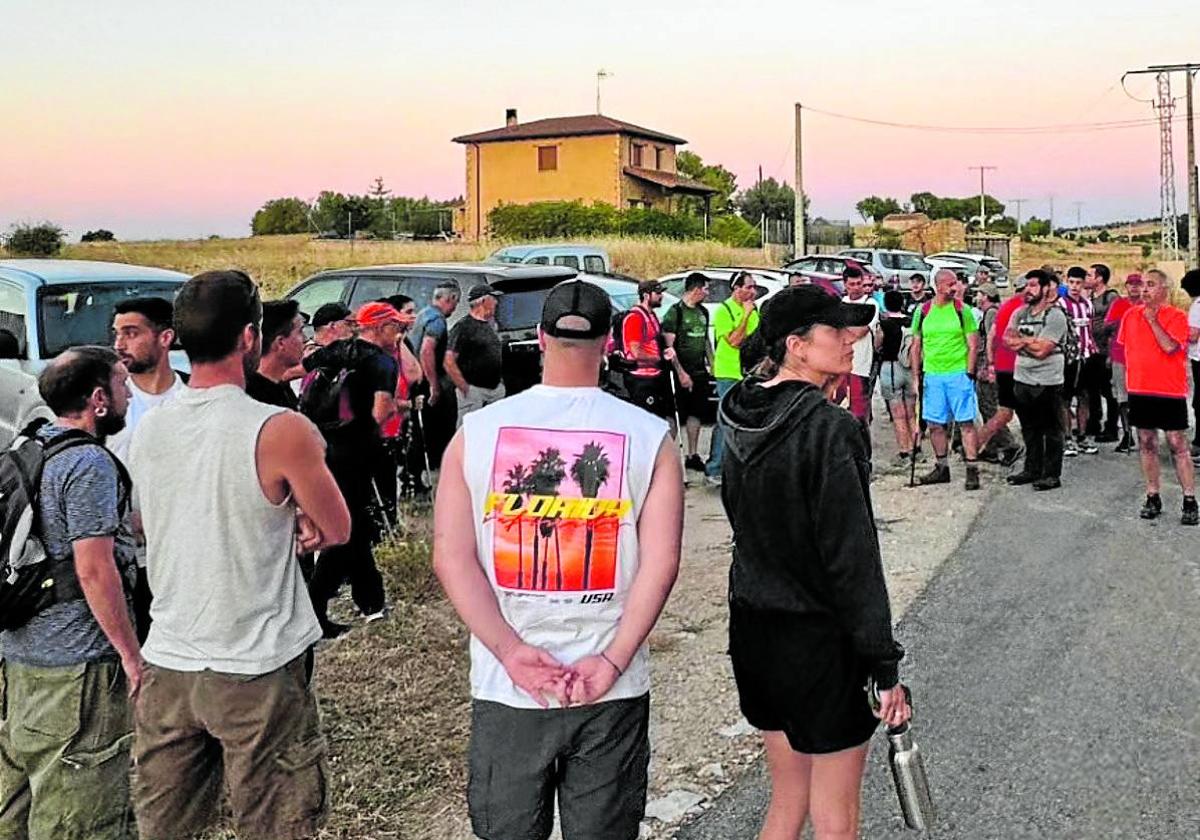 Voluntarios llegados a Moral de Hornuez para participar en el dispositivo de búsqueda.