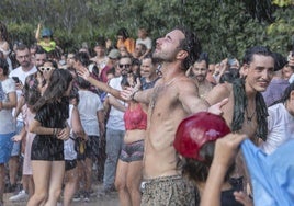 Un joven disfruta del chapuzón en una de las fuentes monumentales.