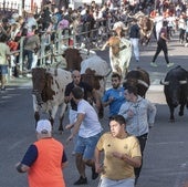 Una manada algo disgregada deja carreras vistosas en el primer encierro