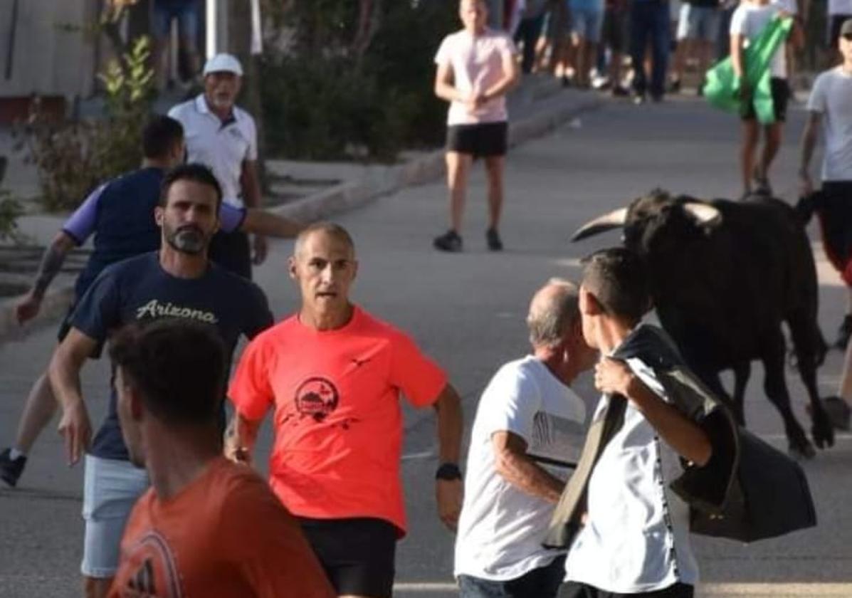 Encierro por las calles de Serrada.