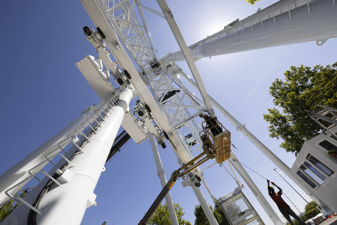 Las imágenes del montaje de las atracciones para las ferias de Valladolid