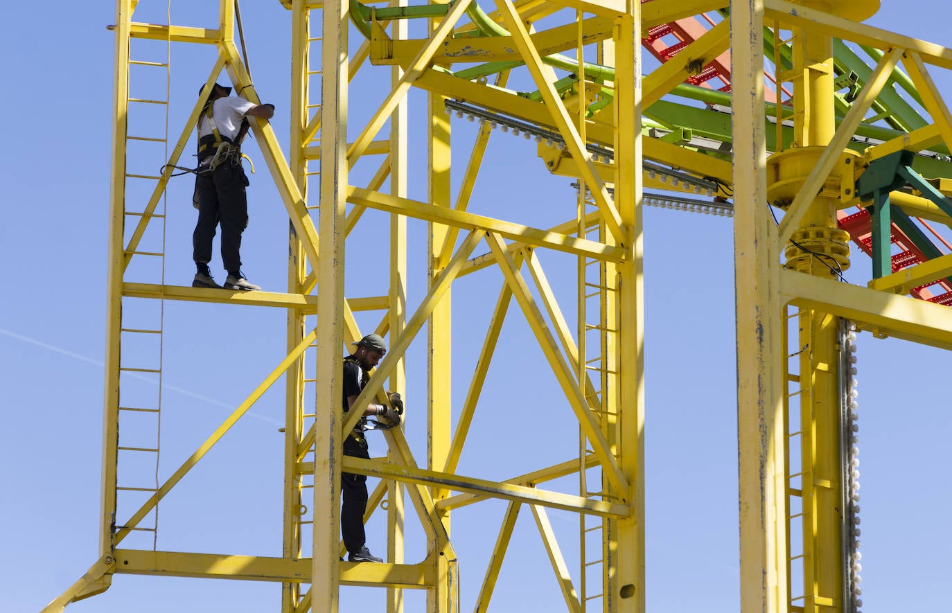 Las imágenes del montaje de las atracciones para las ferias de Valladolid