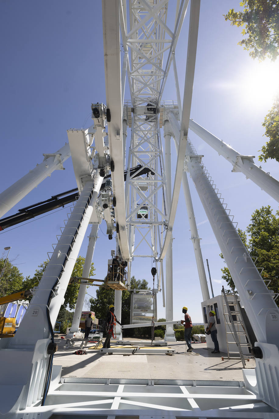 Las imágenes del montaje de las atracciones para las ferias de Valladolid