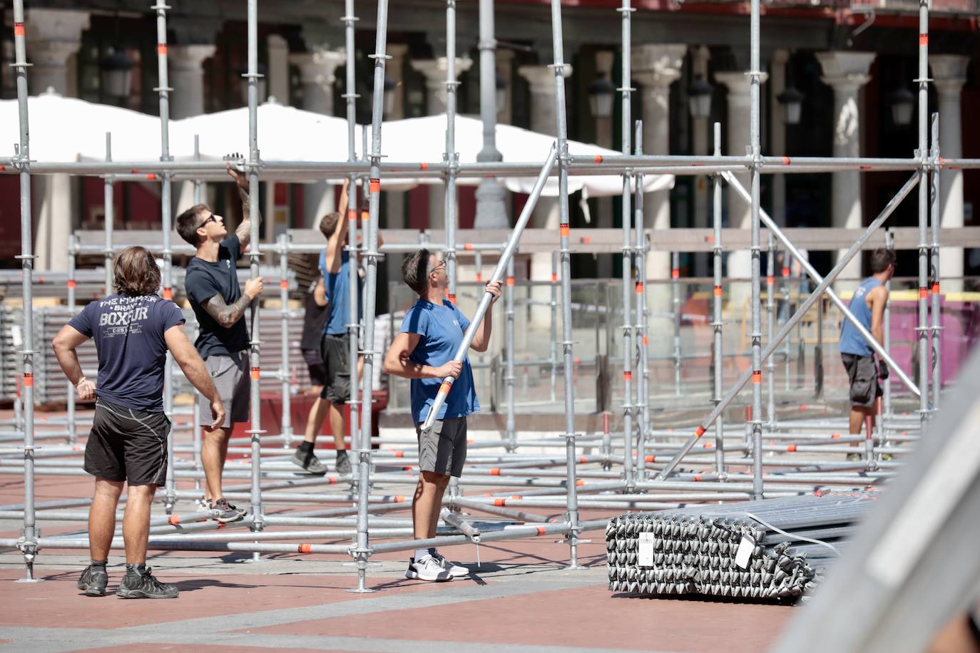 Valladolid se asoma a sus fiestas con el montaje del escenario en la Plaza Mayor