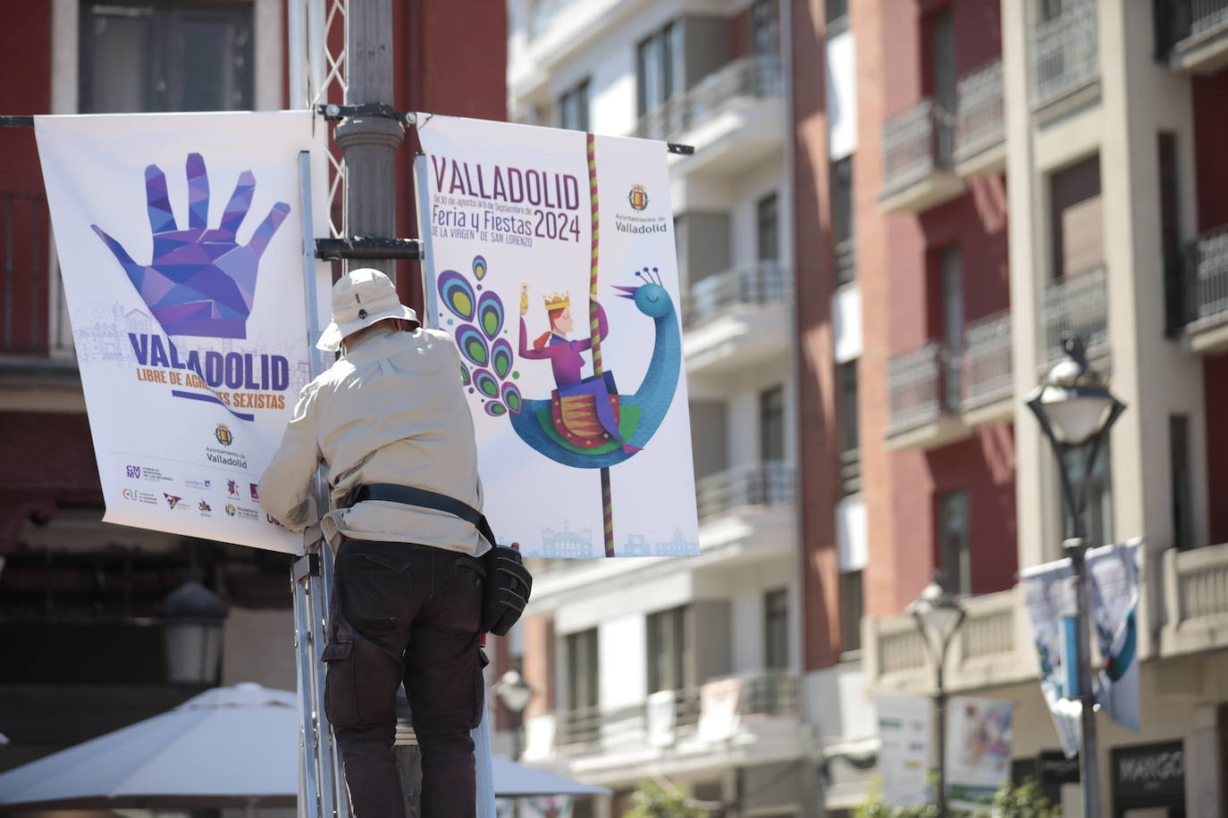 Valladolid se asoma a sus fiestas con el montaje del escenario en la Plaza Mayor