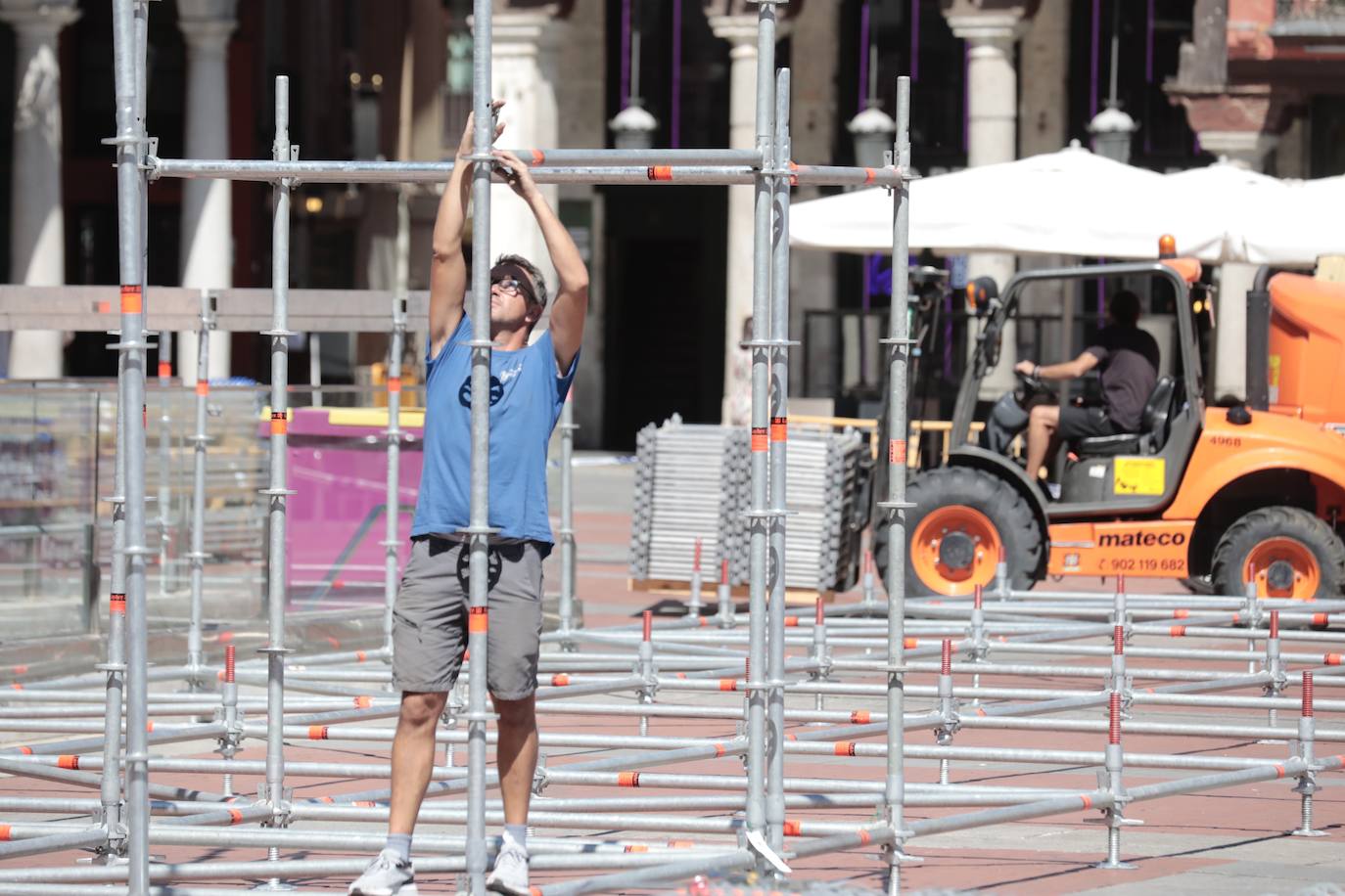 Valladolid se asoma a sus fiestas con el montaje del escenario en la Plaza Mayor