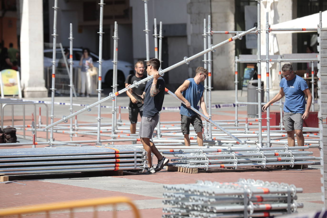 Valladolid se asoma a sus fiestas con el montaje del escenario en la Plaza Mayor